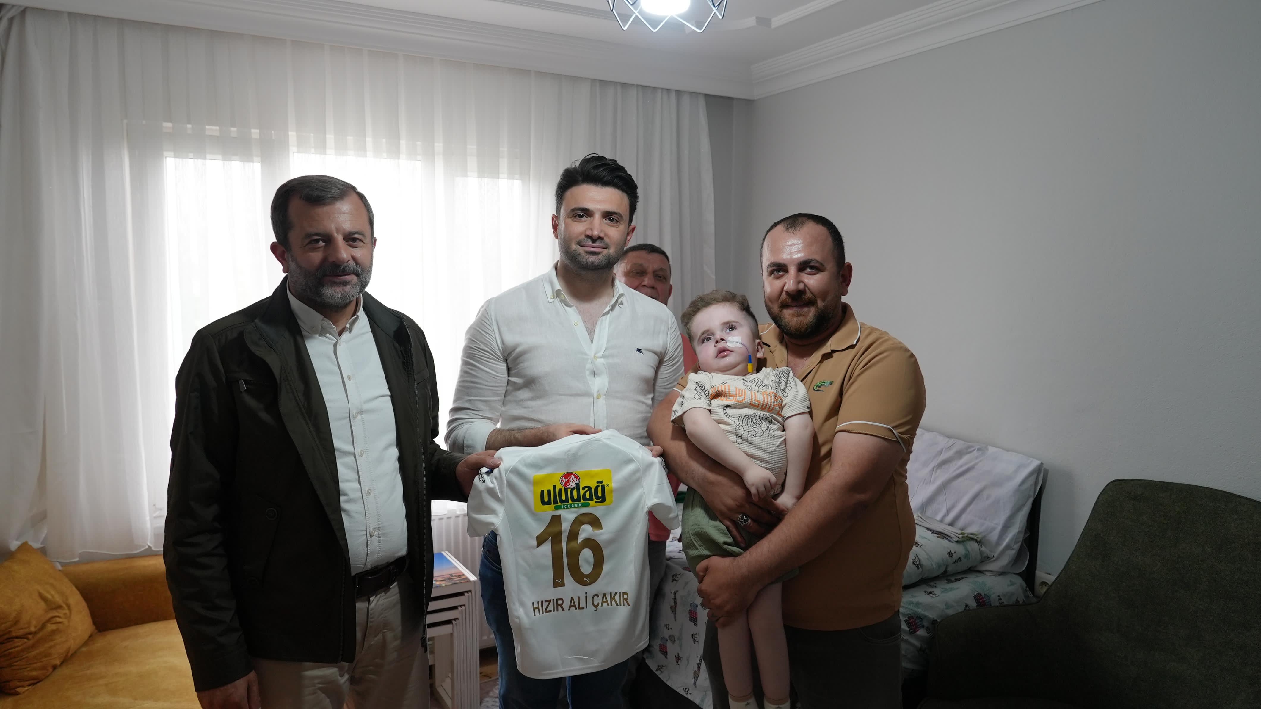 Gürsulu minik taraftara anlamlı ziyaret