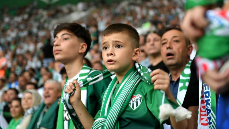 Yeşil-Beyaz aşkı tribünlerde filizleniyor