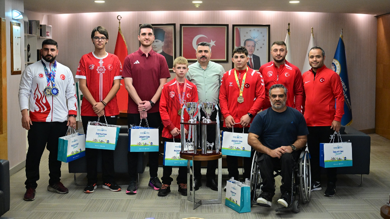 Yıldırım’dan dünya çapında gurur: Başkan Yılmaz, şampiyon sporcuları ağırladı