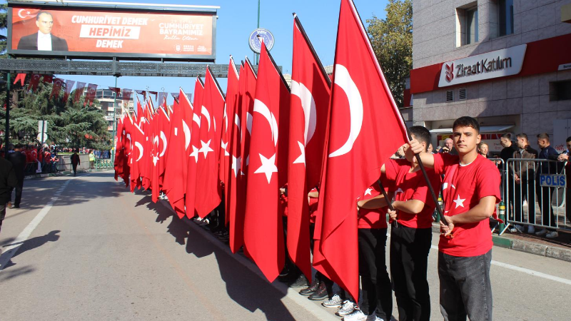 Bursa'da bayraklar dalgalandı, meydanlar Cumhuriyet coşkusuyla yankılandı