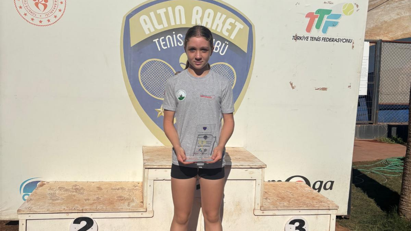 Genç tenisçi Irmak Özdemir, turnuvanın yıldızı oldu