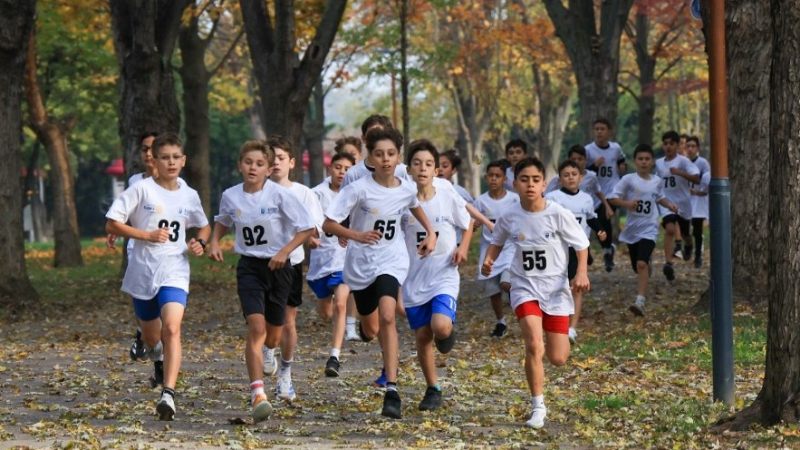 Bursa'da coşkulu kros yarışı: Genç atletler Başöğretmen Atatürk için ter döktü
