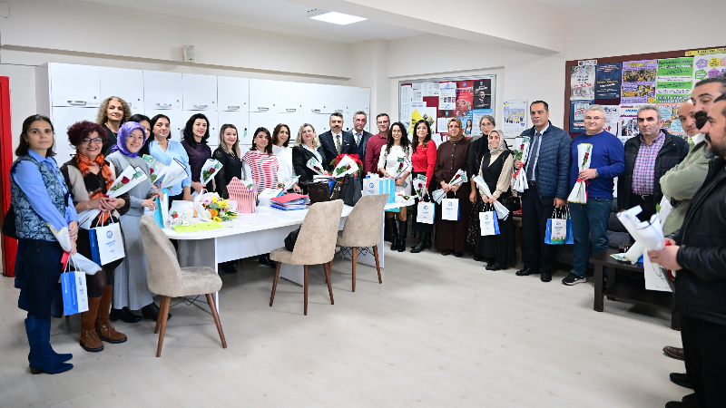 Başkan Yılmaz’dan öğretmenlere çiçekli kutlama