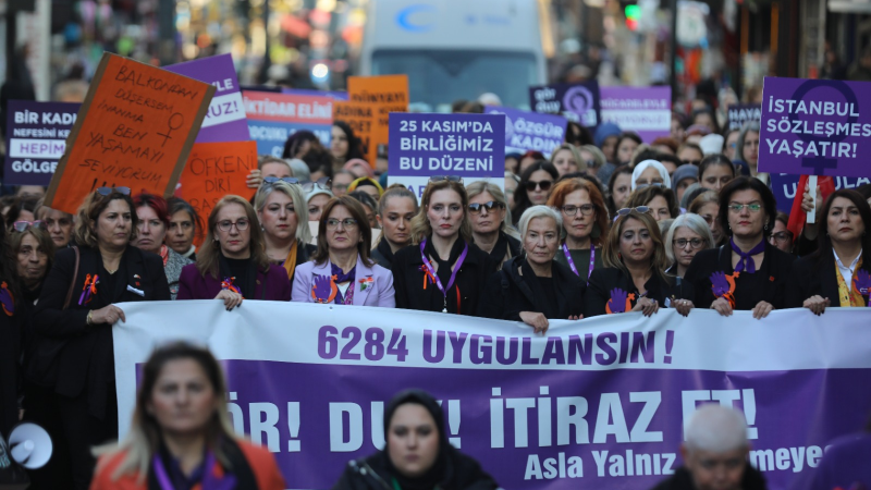 Bursa'da kadınlar şiddete karşı yürüdü