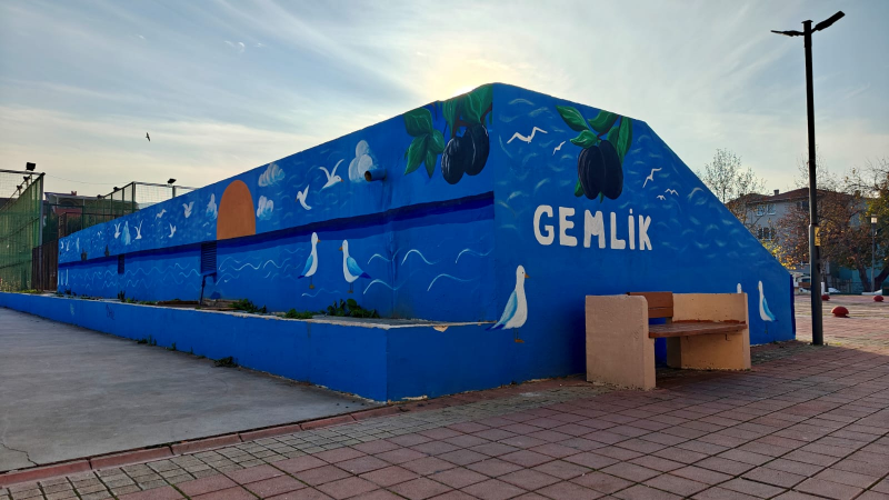 Gemlik’te bir duvar daha sanatla yeniden doğdu