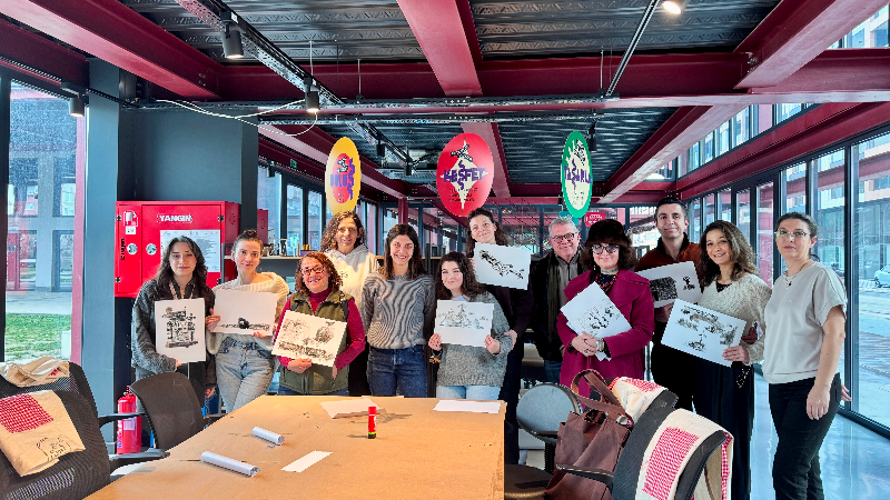 Depoda Sanat Var etkinliğinde şeffaf katmanlarla deneysel üretim