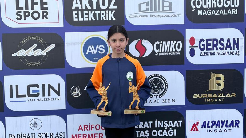 Kortların genç yıldızı: Azra Özyardımcı'dan çifte zafer