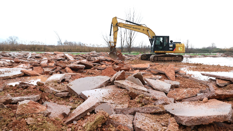 Osmangazi’de tarım arazisine kaçak depoya yıkım