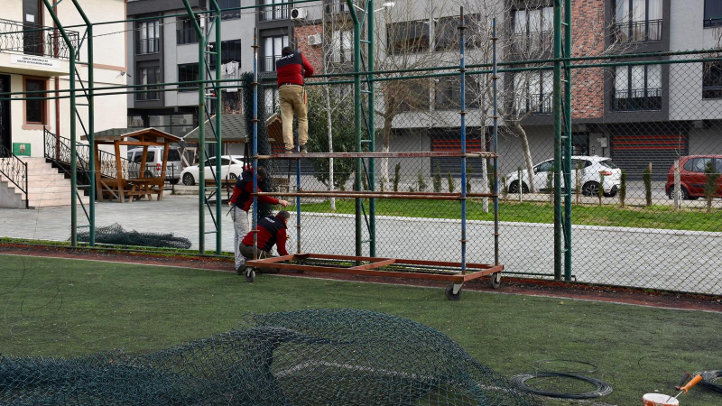 Gemlik’te halı sahalar yenileniyor