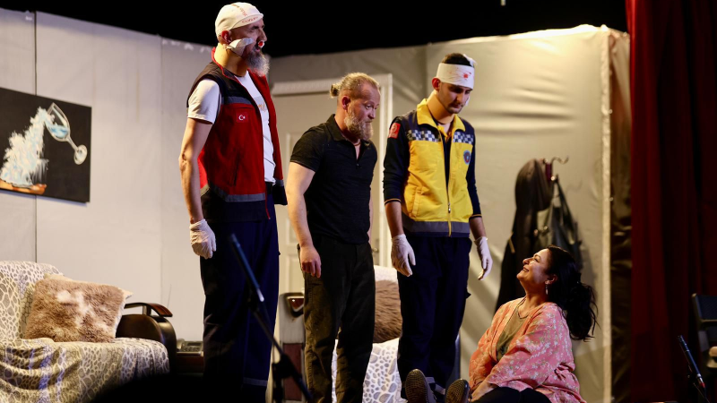 Gemlik’te sahneye çıkan ilk oyun ayakta alkışlandı